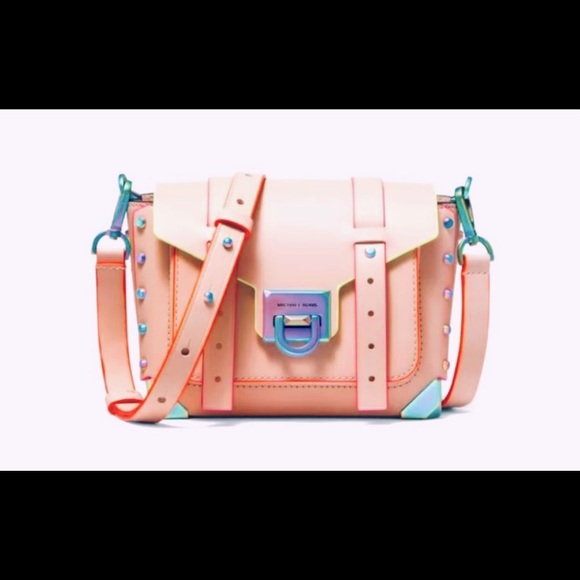 Michael Kors Handbags - NWT still in packaging beautiful Michael Kors Manhattan crossbody purse. ⭐️⭐️